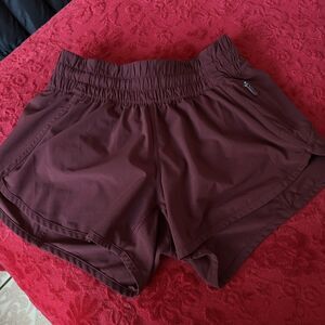 Women Lululemon Hotty Hot Short 3.5 " burgundy Size 6